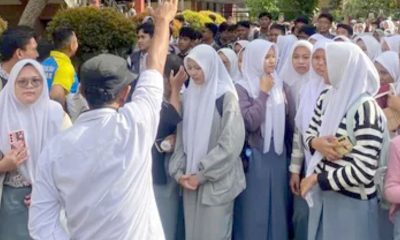 Siswa SMA di Karawang menggelar unjuk rasa.