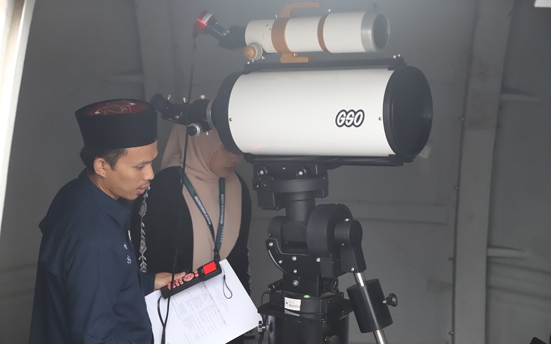 Pengamatan hilal di Observatorium Albiruni, Fakultas Syariah Unisba
