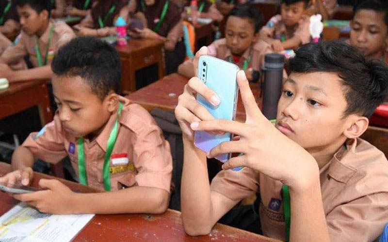 Siswa main HP
