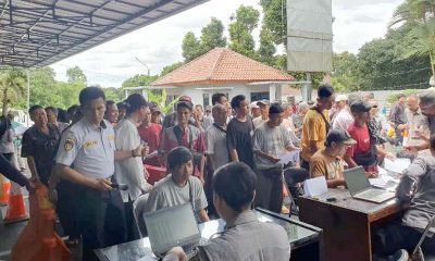 Ratusan sopir angkot antri menerima bantuan