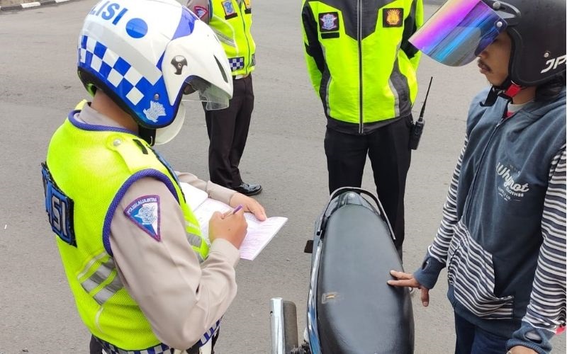 Petugas Satlantas saat melakukan razia