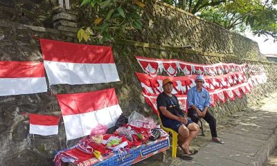 Pedagang bendera di pinggir jalan