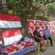 Pedagang bendera di pinggir jalan