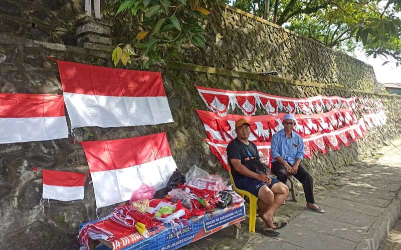 Pedagang bendera di pinggir jalan