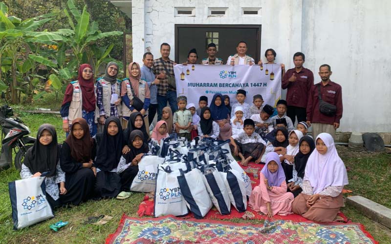 Santunan dan edukasi untuk santri yatim di Cirebon