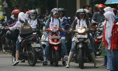 Siswa bawa motor