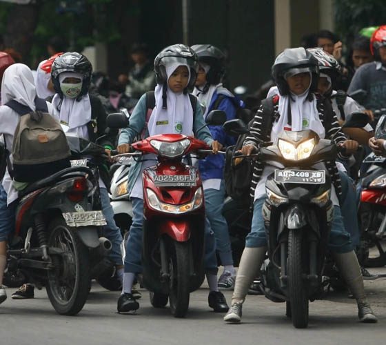 Siswa bawa motor