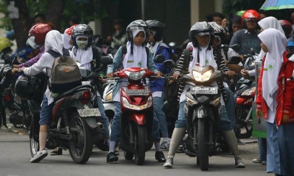 Siswa bawa motor