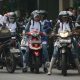 Siswa bawa motor