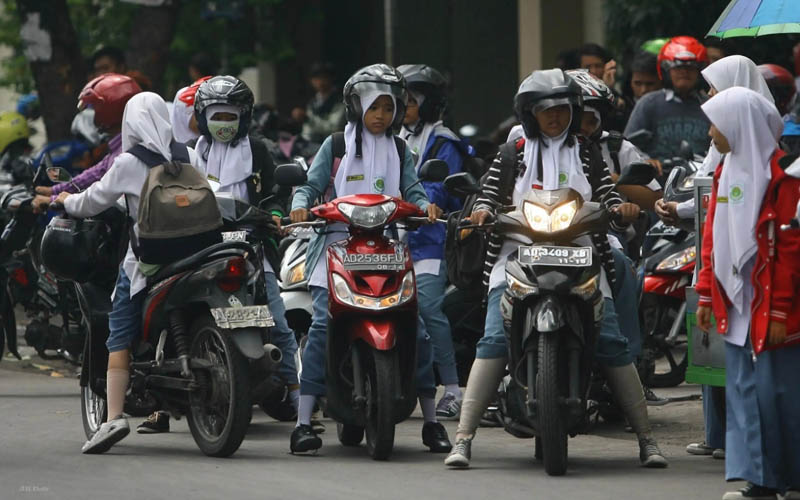 Siswa bawa motor