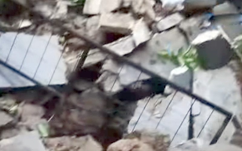 Tembok penahan tanah Purwakarta ambruk