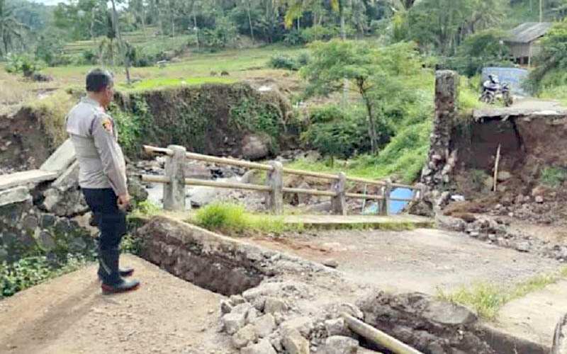 Jembatan Cisitu Garut ambruk