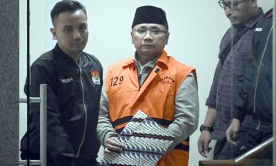 Yaqut mengenakan rompi tahanan KPK