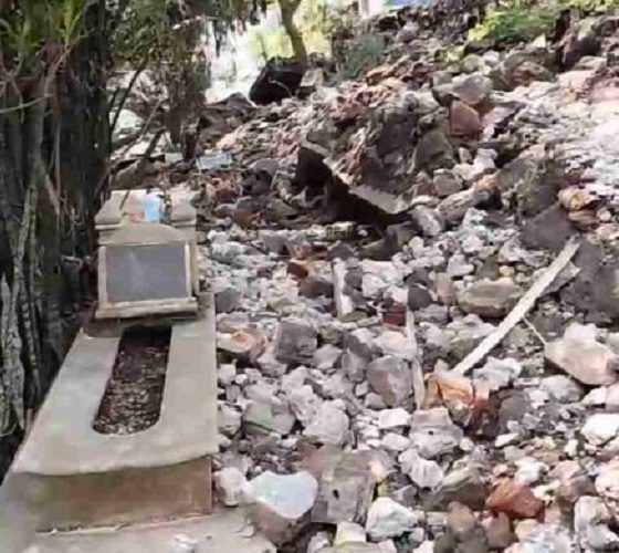 Tembok penahan tanah di TPU Dayeuh Handap Garut ambruk