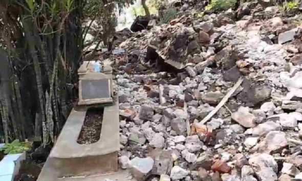 Tembok penahan tanah di TPU Dayeuh Handap Garut ambruk