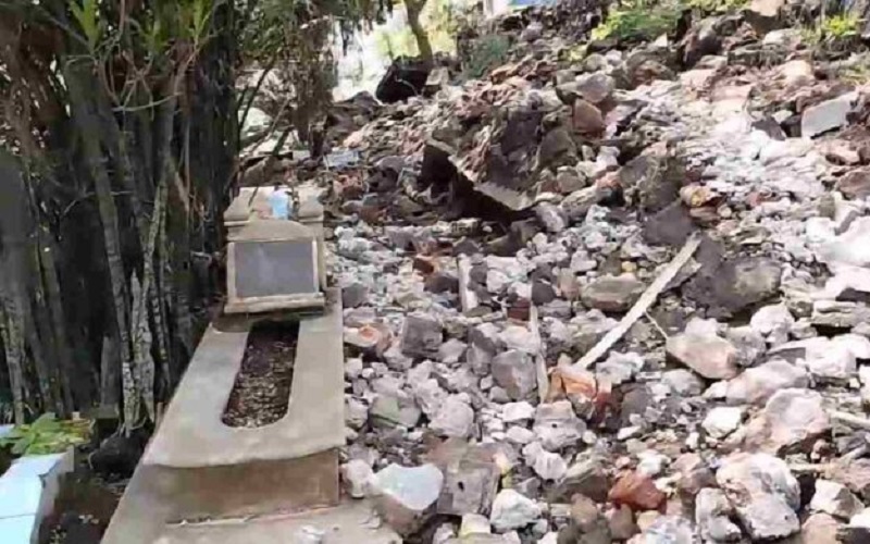 Tembok penahan tanah di TPU Dayeuh Handap Garut ambruk