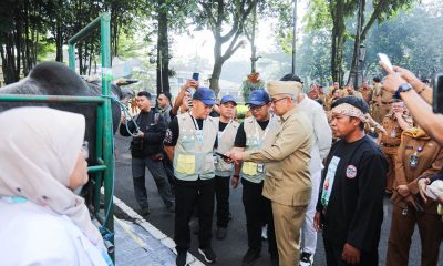 Wali Kota Bandung bersama petugas DKPP