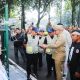 Wali Kota Bandung bersama petugas DKPP