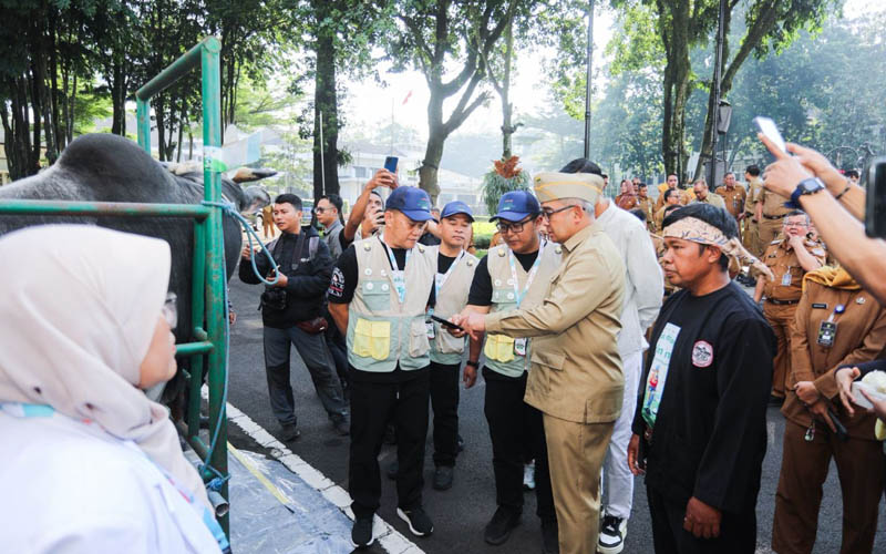 Wali Kota Bandung bersama petugas DKPP