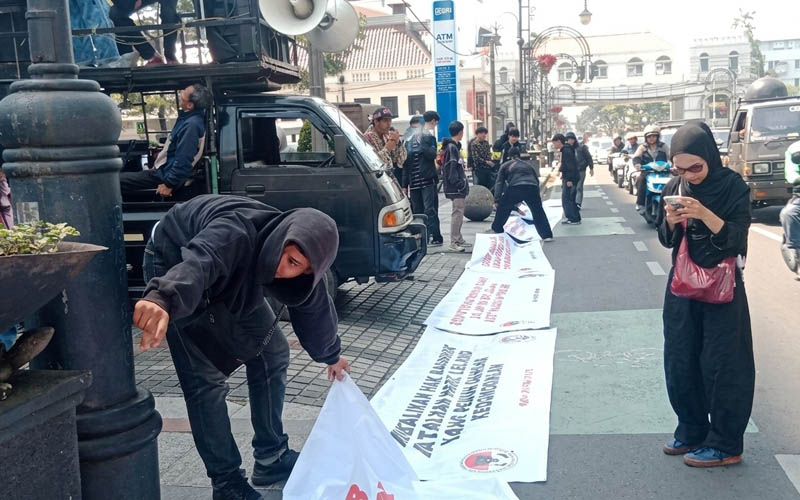 Unjuk rasa di menara BRI Bandung