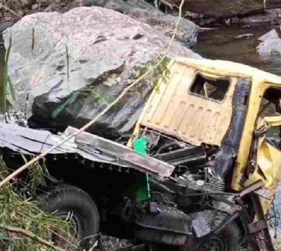 Truk boks terjun ke jurang di Garut