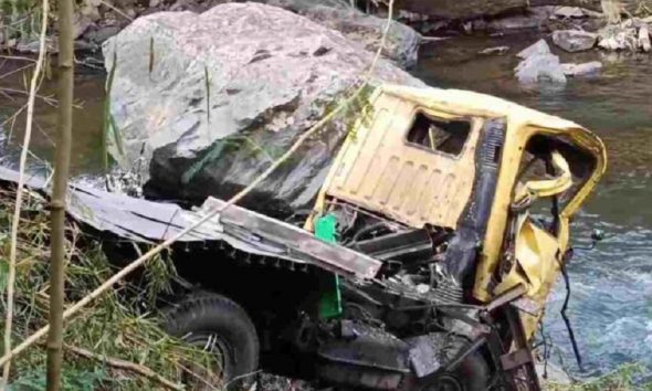 Truk boks terjun ke jurang di Garut