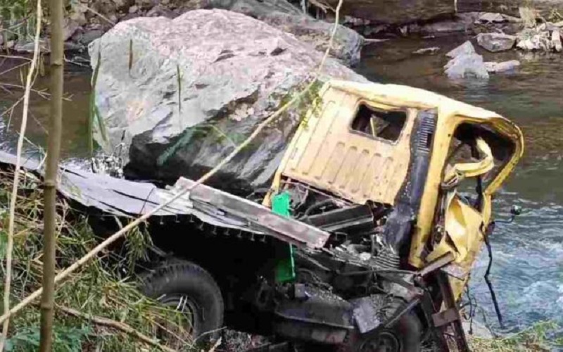 Truk boks terjun ke jurang di Garut